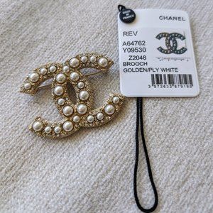 Chanel Graduated Pearl and Crystal CC Brooch Gold